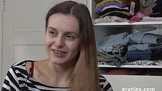 Wild Romantische Lauren Fingers Shaved Pussy To Orgasm Close-Up