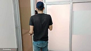 Mi amiga cachonda me confiesa su deseo, le chupo tetas y le lleno la boca de leche!