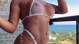 Puta casada testa biquínis transparentes na praia, qual vc quer ver no cuzinho dela? 😏👙🔥