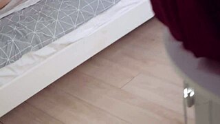 Špehování na masturbující macechu končí náhlým výstřikem na její prsa