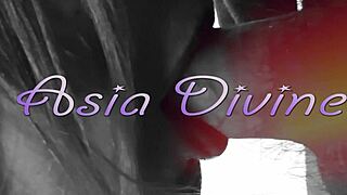 Mi intrufolo e guardo l'asiatica skinny scopata doggystyle fino al gaping squirting?