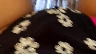 gretala... sbirciatina alla fica pelosa e tanga così bagnata!