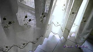 Mi intrufolo e guardo l'asiatica skinny scopata doggystyle fino al gaping squirting?