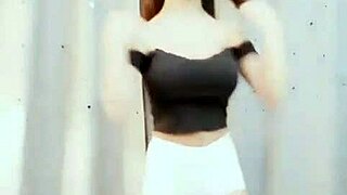 hot cam girl dances showing off her sexy camel toe toes tease 😈👅🔥