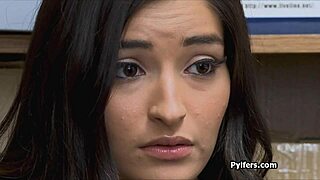 18-latka rozkłada szeroko nogi dla grubego kutasa ochroniarza w galerii