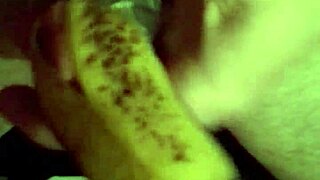 BANANA CLOSE-UP MASTURBATION IN RETRO BLUE FILMS!