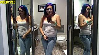 hey girls gotta pee in tight jeans spandex so hot right?