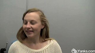 Busty yanks milf Lili Sparks grooming her sexy bits?