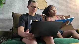 Jovens estudantes skip studying to fuck on living room sofa creampie