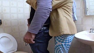 ninfeta sao guloso cumshot facial na boca da amiga latina safada