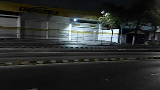 me encierro con esta sexy morena y le ofrezco dinero por sexo