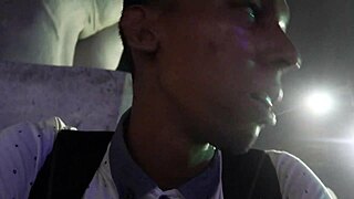 me encierro con esta sexy morena y le ofrezco dinero por sexo