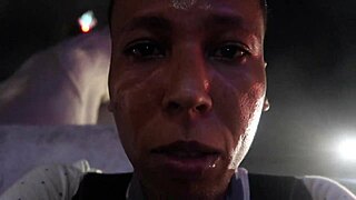 me encierro con esta sexy morena y le ofrezco dinero por sexo