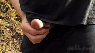 Chubbykaot zeigt fetten Bauch beim Solo Wichsen im Wald wieder