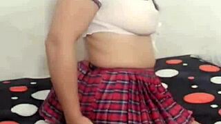 Hermosa colegiala shows her big ass voluptuous vagina