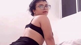 Hermosa colegiala shows her big ass voluptuous vagina