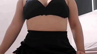 Hermosa colegiala shows her big ass voluptuous vagina