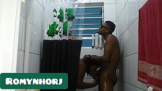 Aquele vicio rapido no banheiro com BBW brasileira fodendo anal com pauzudo