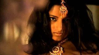 indian lady performs her sensual sacred ritual