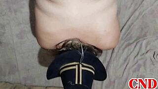 minha vaqueira de quatro dando o rabo pro macho na cama gritando alto