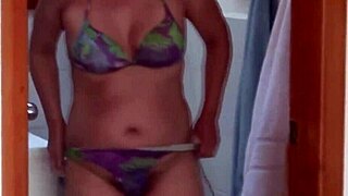J'ai filmé ma belle-mère pissant plage puis laver chatte poilue 😏🌊