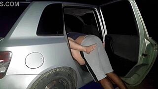 casadinha gostosa devorada por vara preta na rua pública
