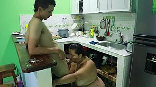 Vrouw haar zus ruw bareback geneukt in keuken