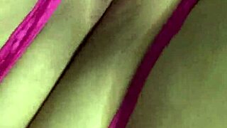 tanga fucsia corrida y me froto la concha mojada hasta acabar gimiendo duro