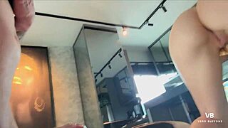 Espio a la mama de mi amigo me descubre y me invita a probar la mejor experiencia milf puro sexo y corrida en la boca