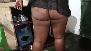 dona de casa crente de camisola transparente sem calcinha