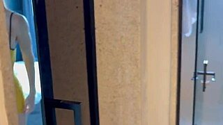 Espio a la mama de mi amigo me descubre y me invita a probar la mejor experiencia milf puro sexo y corrida en la boca