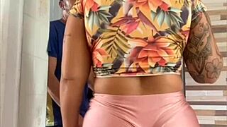 casada se exibindo com o marido perto dela