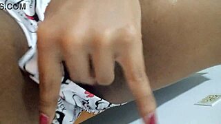 Jovencita se masturba antes de dormir pensando en su profesor