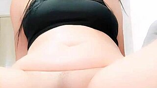Meia-irmã mais nova grava vídeo pornô sentada na pica grande rebolando forte