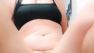 Meia-irmã mais nova grava vídeo pornô sentada na pica grande rebolando forte