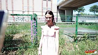 Немски скаут с млада сладурана с дълги устни на рисковано кастинг навън