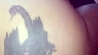 gostosa wife with tattoo shows her ass