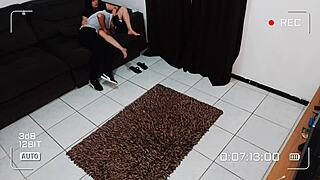 Dona de casa recebe tecnico enquanto marido esta fora