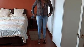 Heiße Stiefmutter zieht Jeans ohne Höschen an für die Arbeit