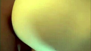 Se Coge A Su Mejor Amigo Mientras Juegan A Las Escondidillas