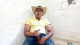 yuri gaucho - agroboy super dotado esguichando porra da pica grossa - urso brasileiro gozando forte