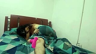 dulce tentacion chica descansa mientras su padrastro la observa