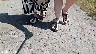 Barfu� in birkenstocks in der natur