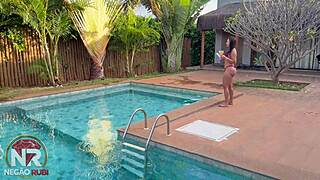 ela fodeu com empregado na piscina e gozou dentro