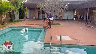 ela fodeu com empregado na piscina e gozou dentro