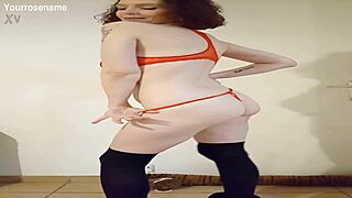 Strip-tease fellation avec gode