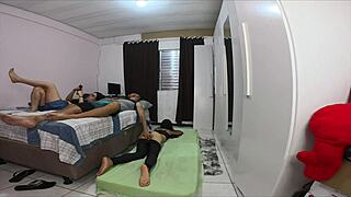 esposa teve que dividir o quarto com sua amiga