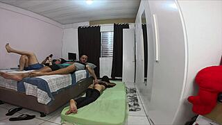 esposa teve que dividir o quarto com sua amiga