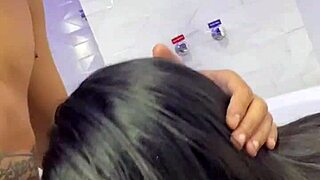 sexo selvagem na hidromassagem com direito a banho de xixi - pov