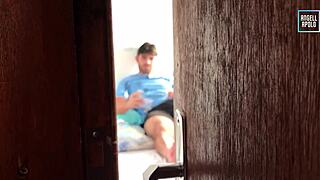 Peguei Meu Meio-Irmao Batendo Punheta E Ele Me Chamou Para Ajudar